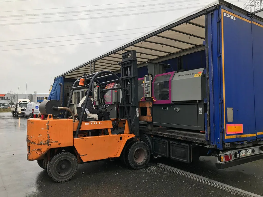 Demontaż, załadunek i transport wtryskarek do tworzyw sztucznych