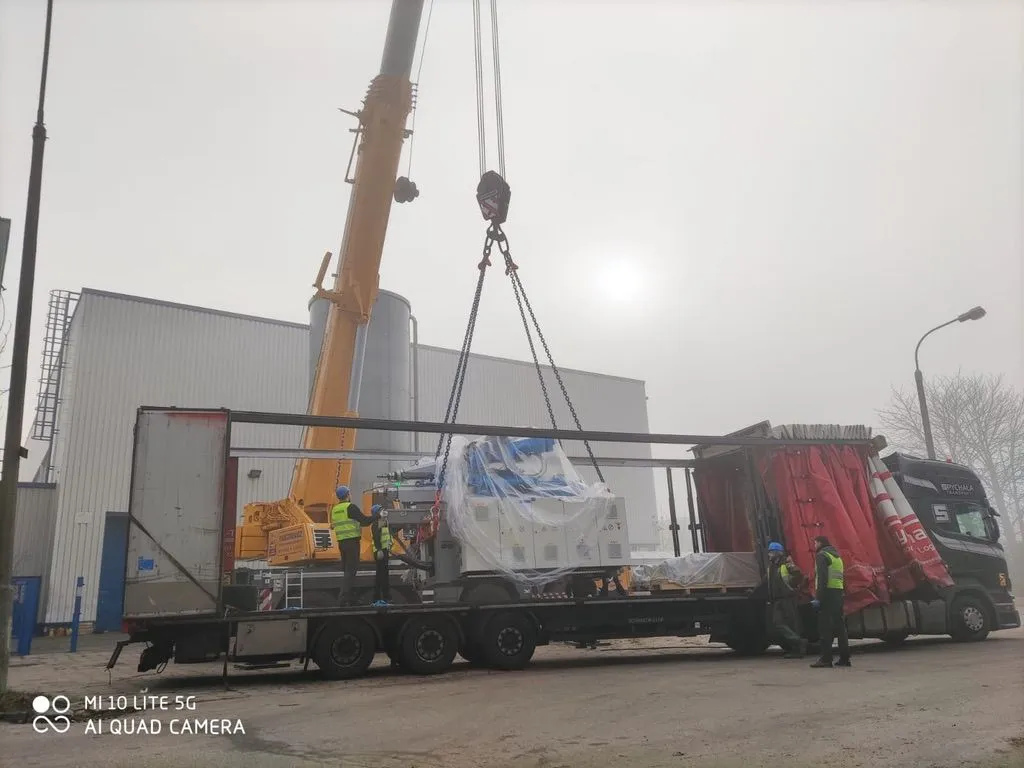 The Strategic Process of Unloading and Assembling a Plastic Injection Molding Machine