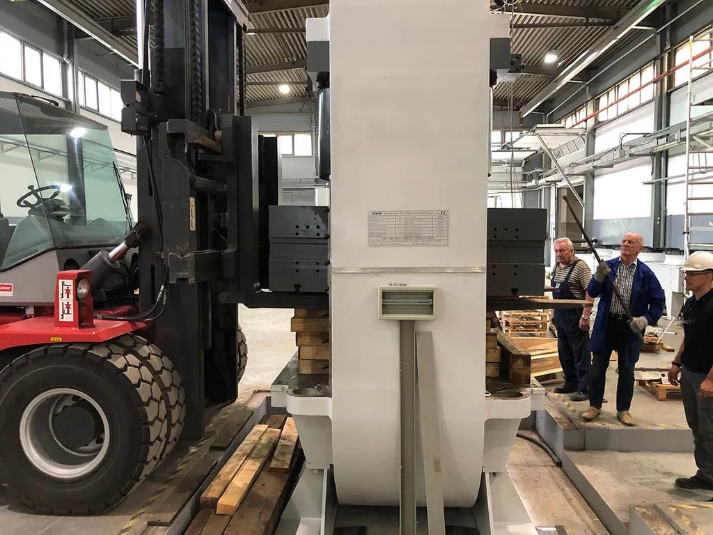 Proces załadunku prasy