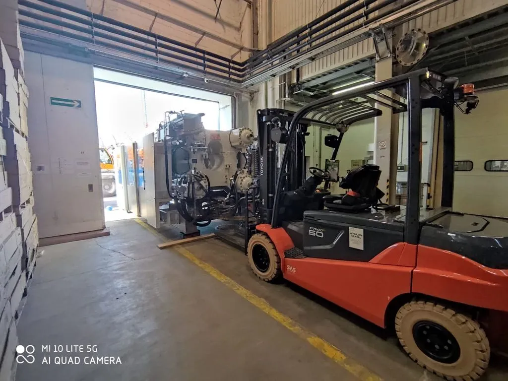 The Strategic Process of Unloading and Assembling a Plastic Injection Molding Machine