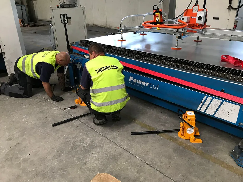 Relokacja lasera światłowodowego w Pułtusku: Kompleksowe podejście do transportu i montażu