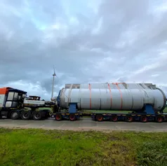 Rozładunek 90-tonowej suszarki rolniczej na obiekcie w Słupsku