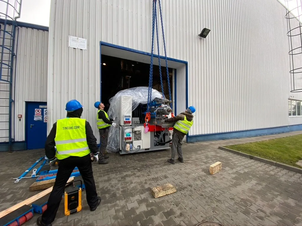 The Strategic Process of Unloading and Assembling a Plastic Injection Molding Machine