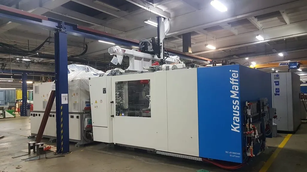 The Strategic Process of Unloading and Assembling a Plastic Injection Molding Machine