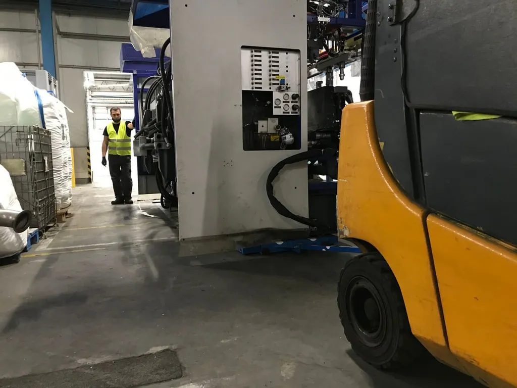 Kompleksowa Relokacja Wtryskarki Plastiku