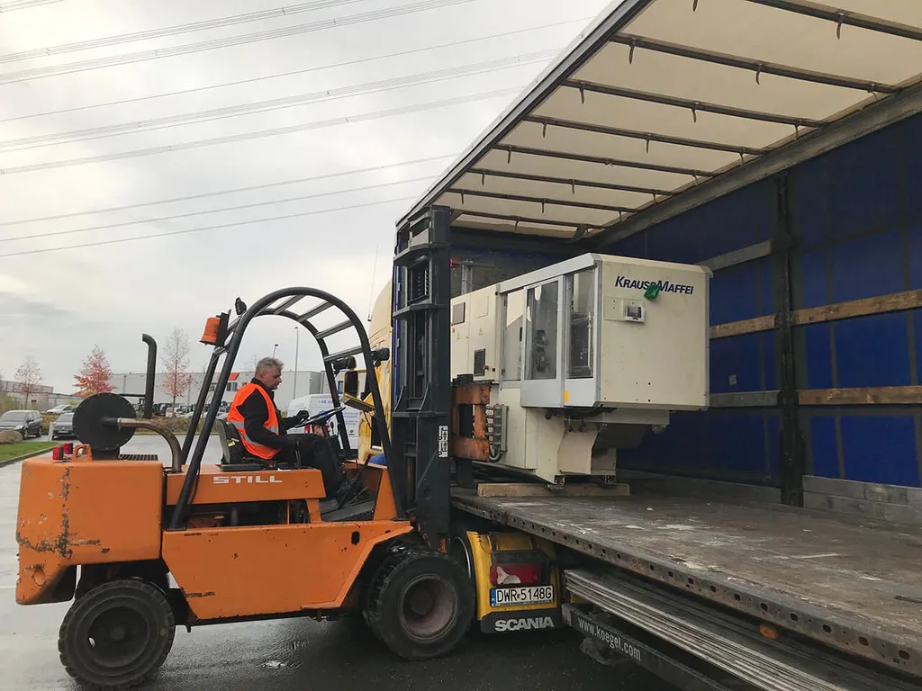 Demontaż, załadunek i transport wtryskarek do tworzyw sztucznych