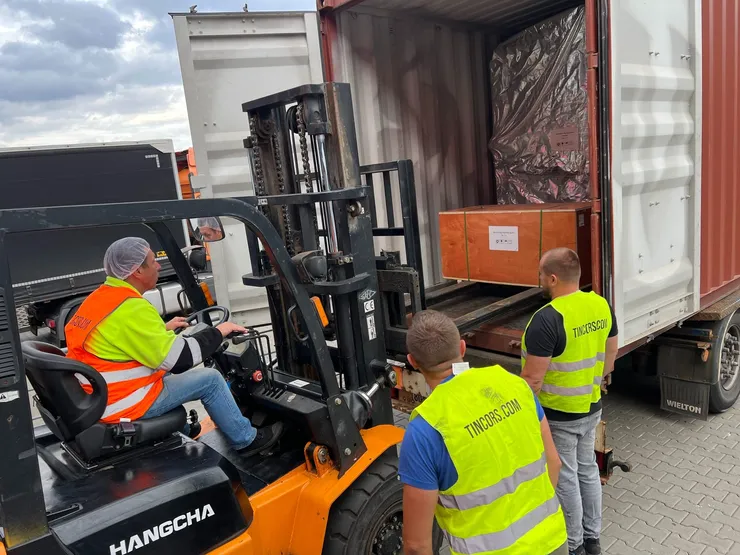 Transport maszyn przemysłowych – kompleksowy rozładunek maszyn z kontenera