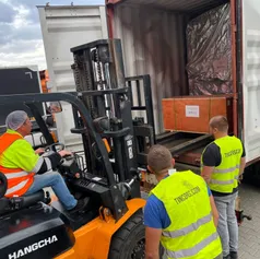 Transport maszyn przemysłowych – kompleksowy rozładunek maszyn z kontenera