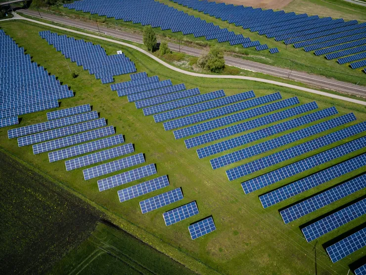 Odnawialne źródła energii w branży relokacji maszyn