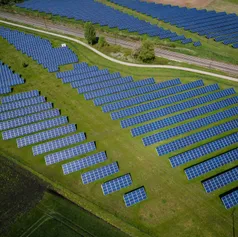 Odnawialne źródła energii w branży relokacji maszyn
